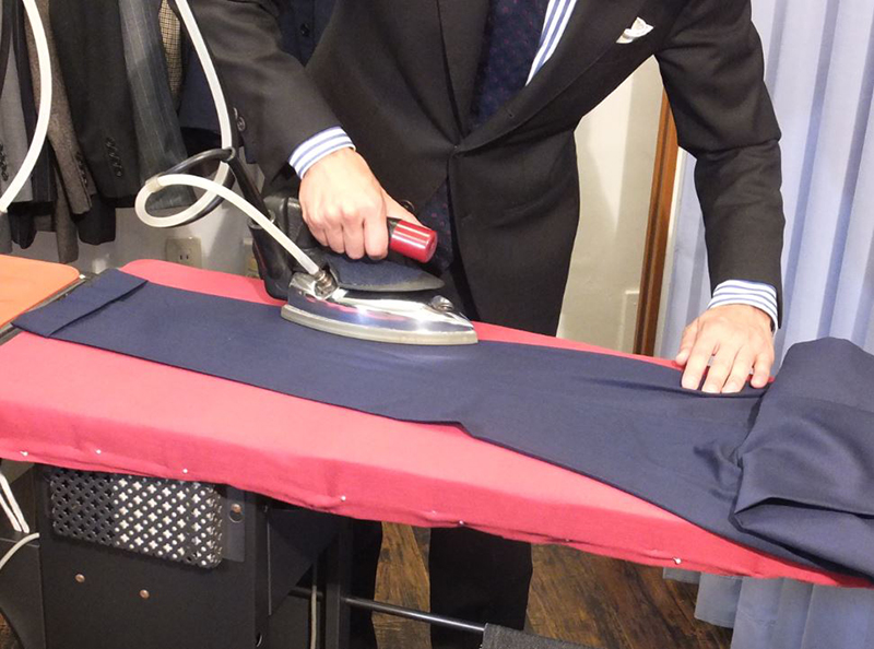 スーツやジャケット・パンツにアイロンがけ